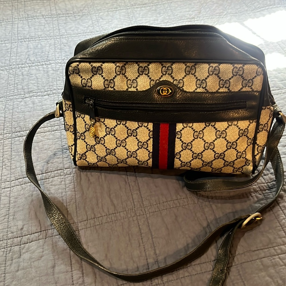 Vintage iconic Gucci shoulder bag in preowned condition.